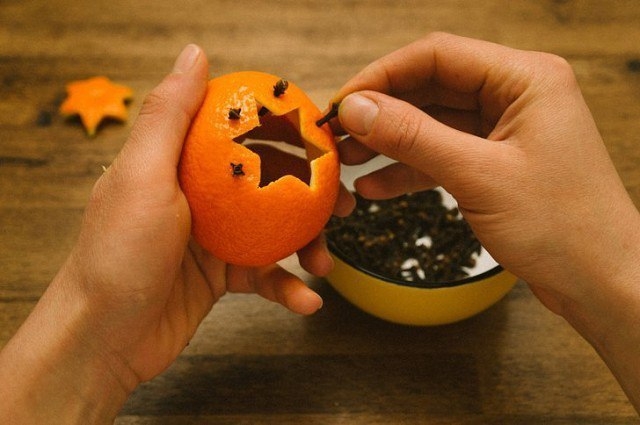 Подсвечники из апельсинов.