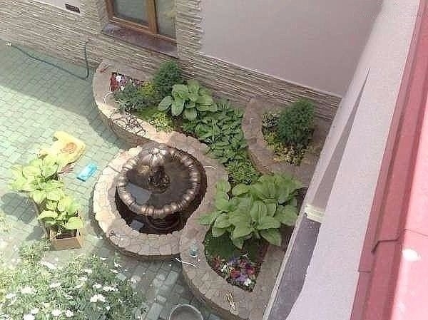 Клумбы из камешков. Идеи