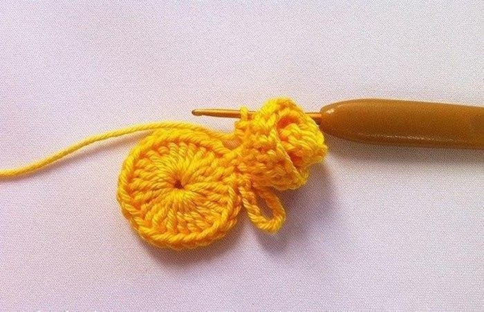 Интересный цветок крючком Интересный цветок крючком