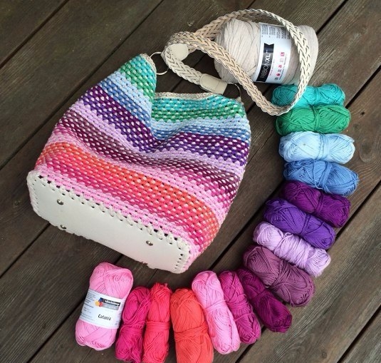 Оригинальный способ вязания сумки-мешка крючком.