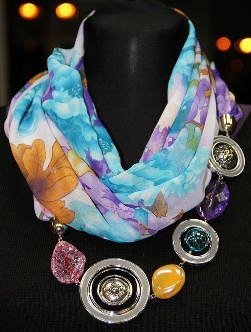Колье-шарф. Красивый и неповторимый аксессуар своими руками.