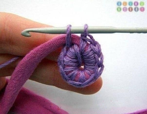 Коврик из ненужных вещей и остатков пряжи