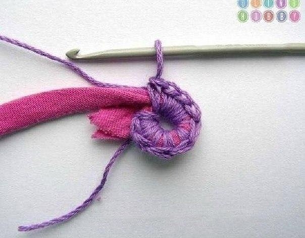 Коврик из ненужных вещей и остатков пряжи