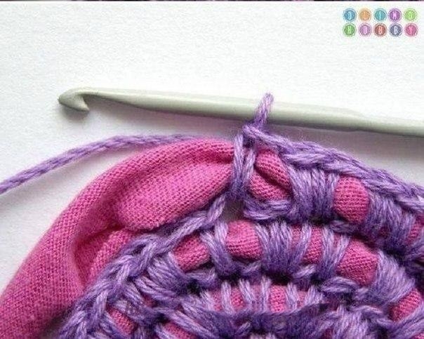 Коврик из ненужных вещей и остатков пряжи