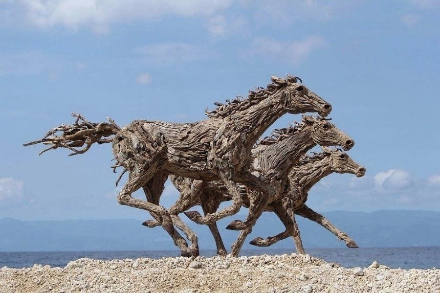 Этот скульптор создает свои невероятные работы из обыкновенных коряг, хвороста и щепок!