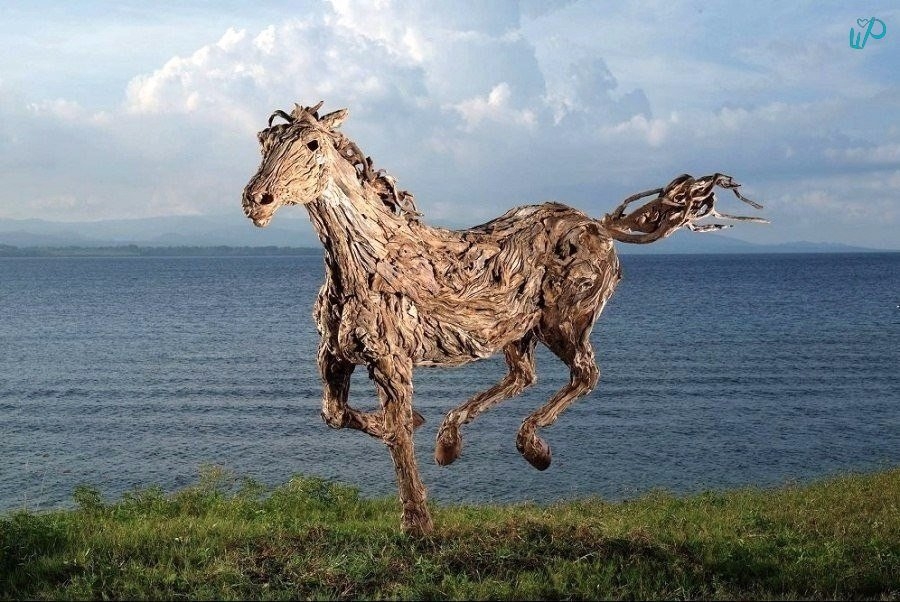 Этот скульптор создает свои невероятные работы из обыкновенных коряг, хвороста и щепок!