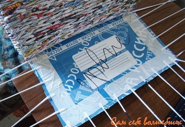 Плетём стильный сундучок из газетных трубочек