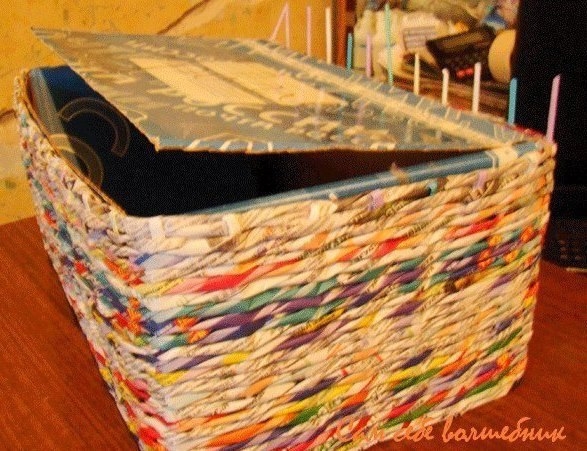 Плетём стильный сундучок из газетных трубочек