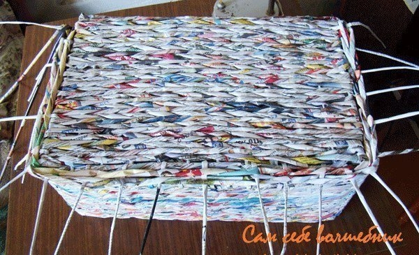 Плетём стильный сундучок из газетных трубочек