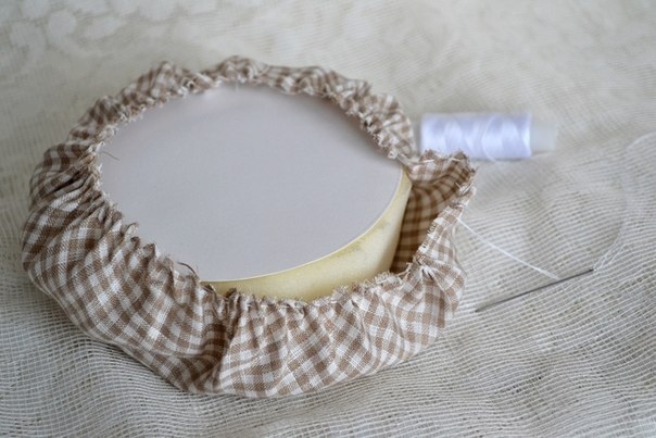 Нежная шкатулка - игольница из жестяной коробочки