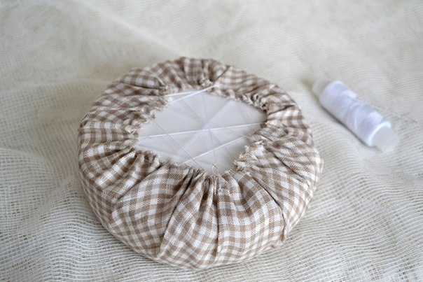 Нежная шкатулка - игольница из жестяной коробочки