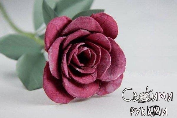 Розы из яичных лотков