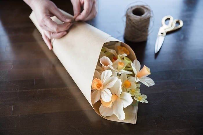 Реалистичные нарциссы из бумаги