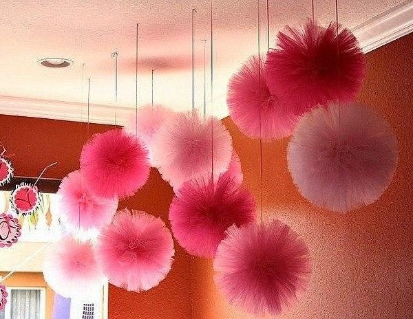 Помпоны из фатина. Станут украшением любого праздника. Помпоны из фатина. Станут украшением любого праздника.