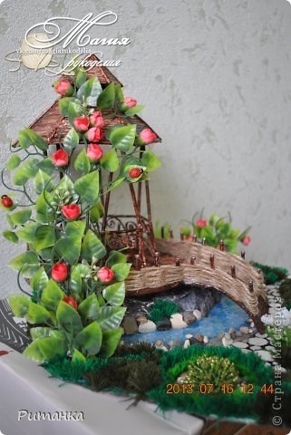 Миниатюрная беседка из газетных трубочек.