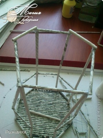 Миниатюрная беседка из газетных трубочек.