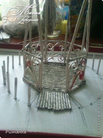 Миниатюрная беседка из газетных трубочек.