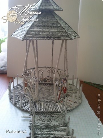 Миниатюрная беседка из газетных трубочек.