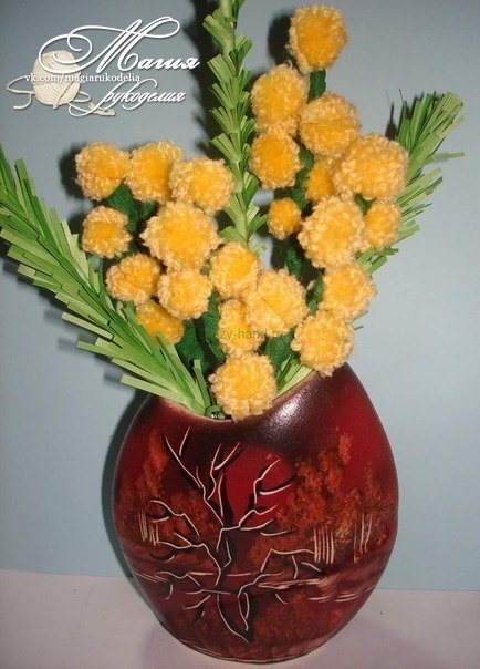 Учимся делать букет мимоз из маленьких помпончиков.