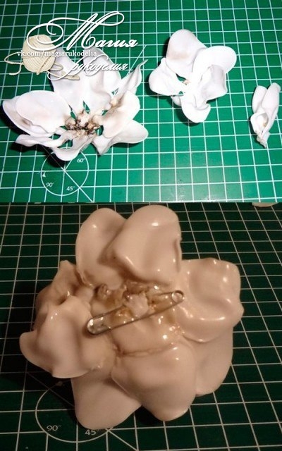 Делаем красивую розу из пластиковых ложек. Мастер класс.