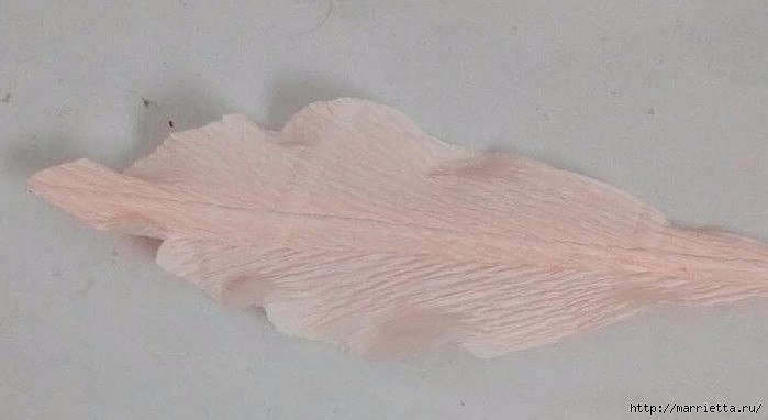 Лилии из гофрированной бумаги Лилии из гофрированной бумаги