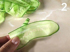 Складываем цветочек из огурца