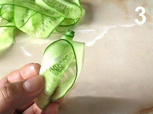 Складываем цветочек из огурца