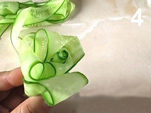 Складываем цветочек из огурца