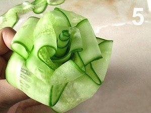 Складываем цветочек из огурца