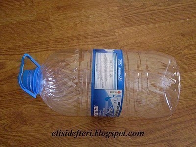 Игрушечная детская коляска и сумочка из пластиковой бутылки