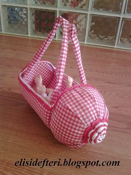 Игрушечная детская коляска и сумочка из пластиковой бутылки