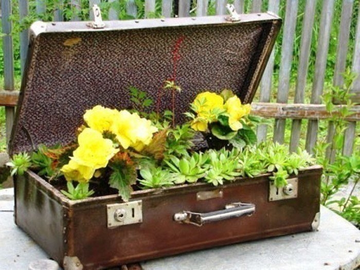 Цветники из подручных материалов