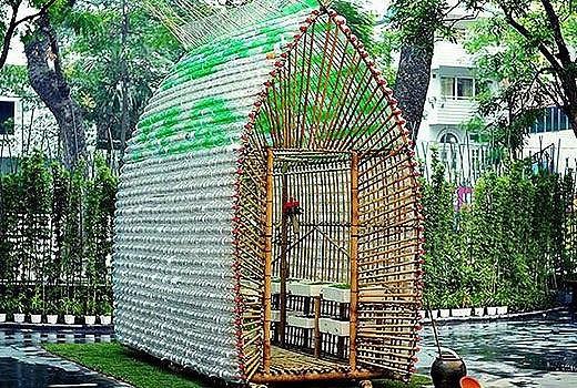 Что можно сделать из пластиковых бутылок для сада.