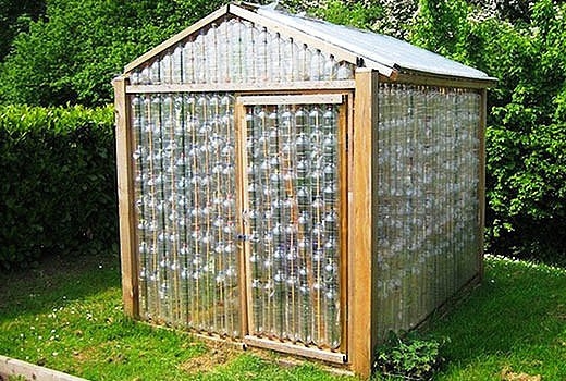 Что можно сделать из пластиковых бутылок для сада.