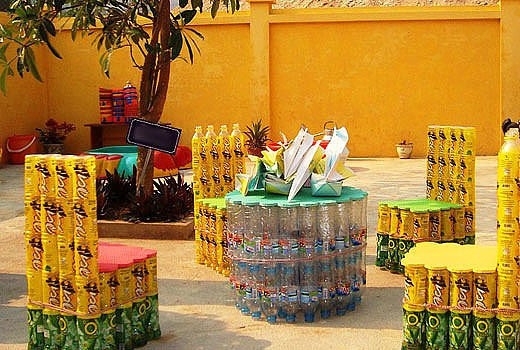 Что можно сделать из пластиковых бутылок для сада.