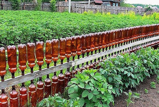 Что можно сделать из пластиковых бутылок для сада.