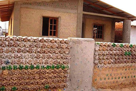 Что можно сделать из пластиковых бутылок для сада.