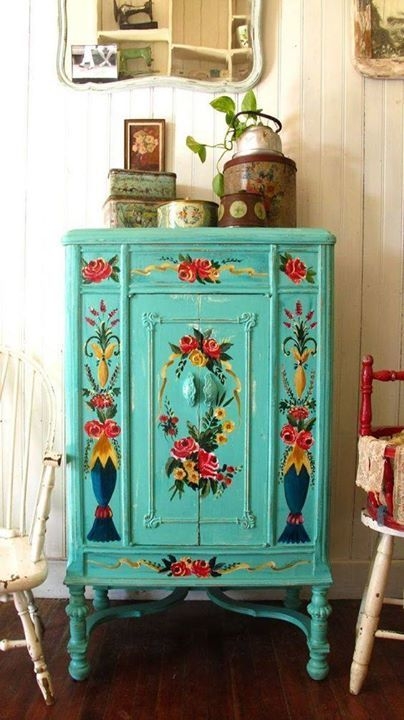 Яркий декор старой мебели.