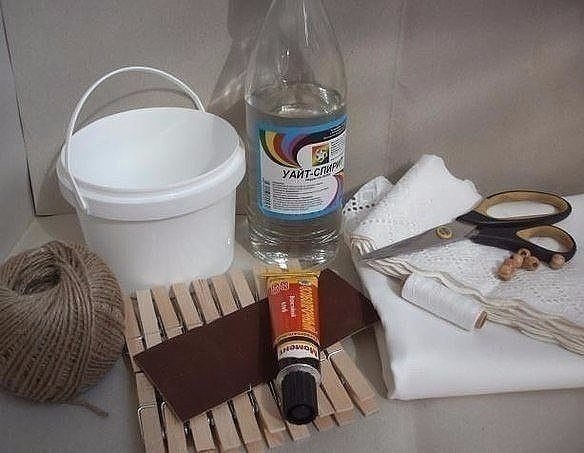 Вот какую полезную корзинку можно сделать из ведерка от майонеза.