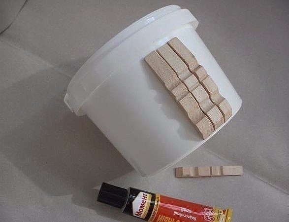 Вот какую полезную корзинку можно сделать из ведерка от майонеза.