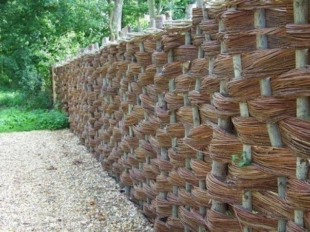 Плетень на даче своими руками.