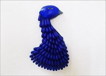 Павлин из пластиковых ложек и ватных палочек. Павлин из пластиковых ложек и ватных палочек.