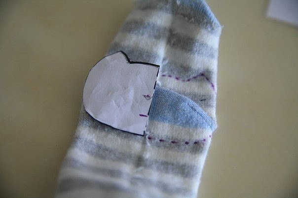 Милый малыш — котенок из носков.