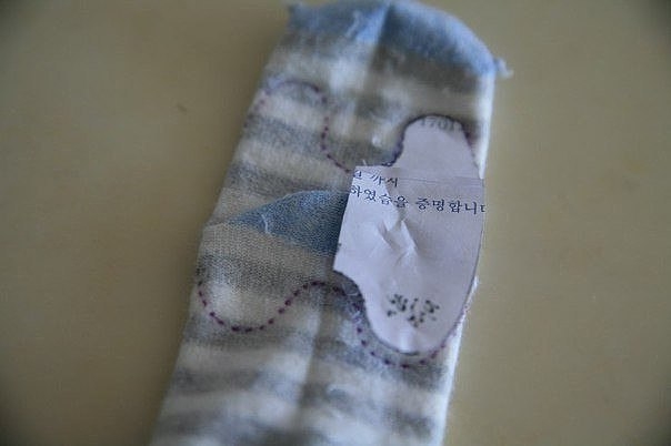 Милый малыш — котенок из носков.