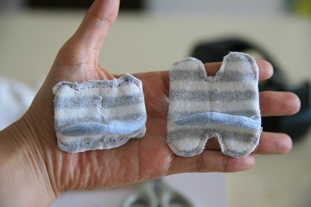 Милый малыш — котенок из носков.