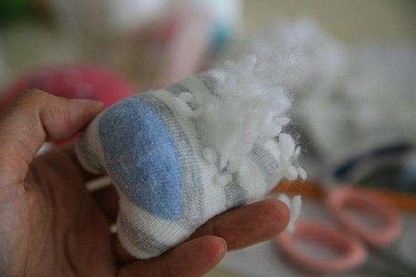 Милый малыш — котенок из носков.