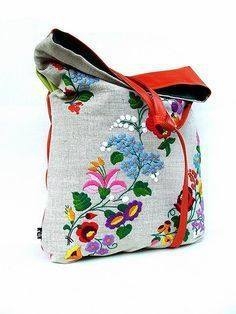 Сумки с вышивкой.