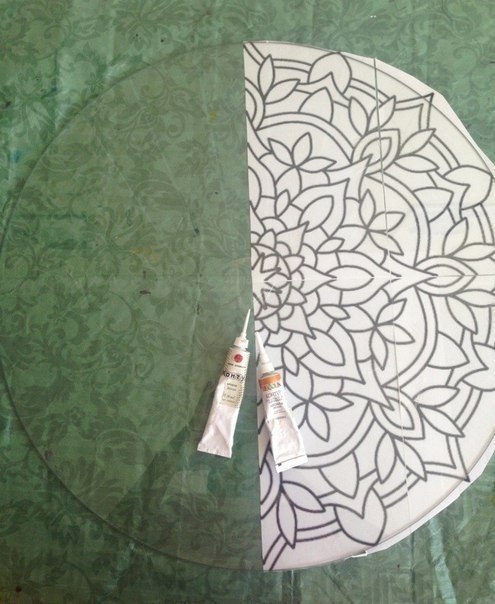 Декор журнального стола с помощью витражных красок