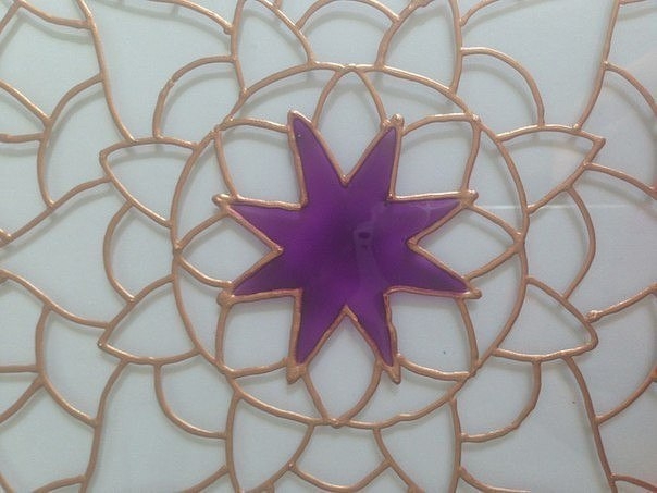 Декор журнального стола с помощью витражных красок