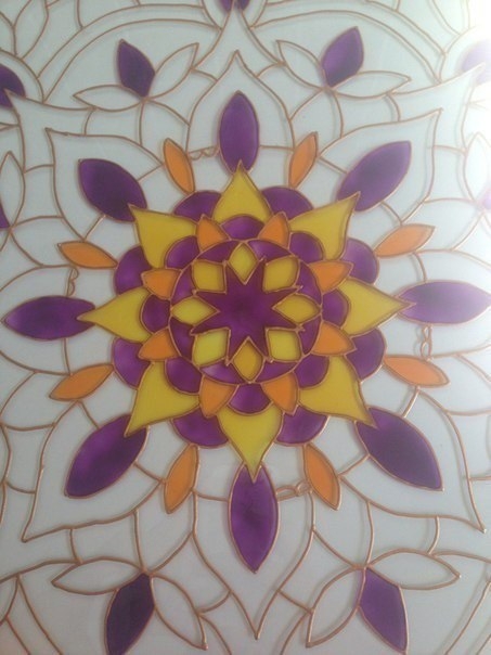 Декор журнального стола с помощью витражных красок